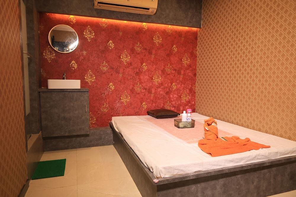 Therapy room with vanity and mirror